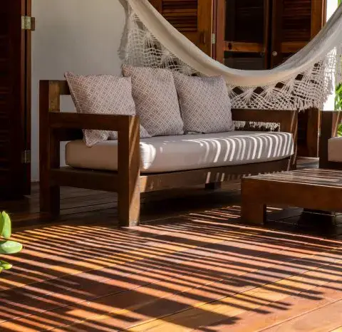 Salon d'un bungalow avec hamac