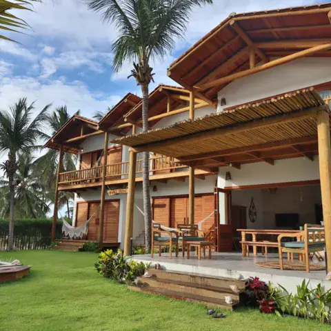 Maison en bois face au jardin