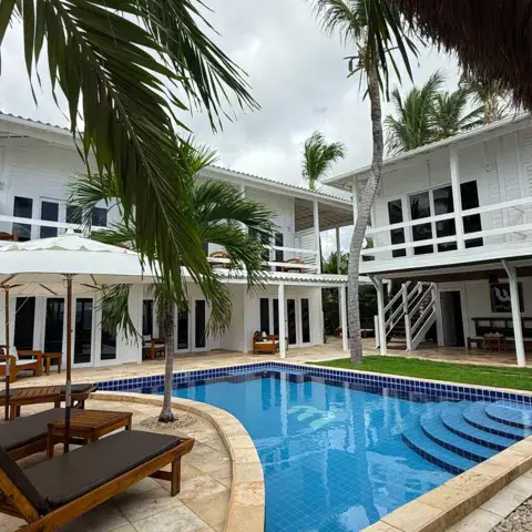 Piscine et bâtiment principal