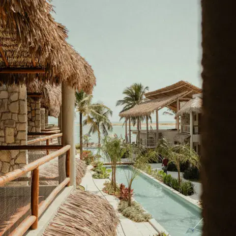 Coursive en bois au bord de la piscine
