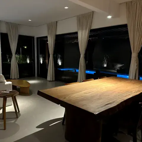 Séjour avec grande table et baies vitrées