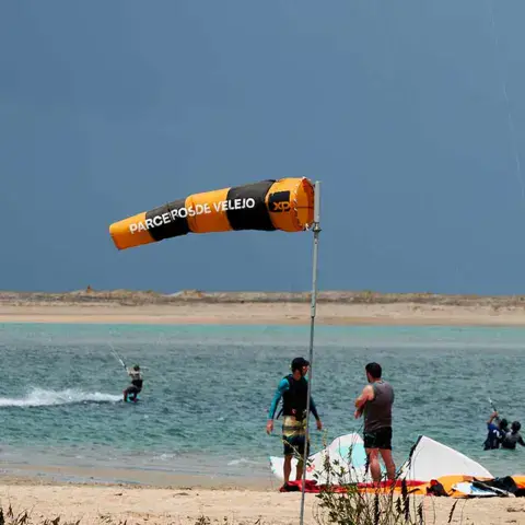 Manche à air et instructeurs au bord de la lagune
