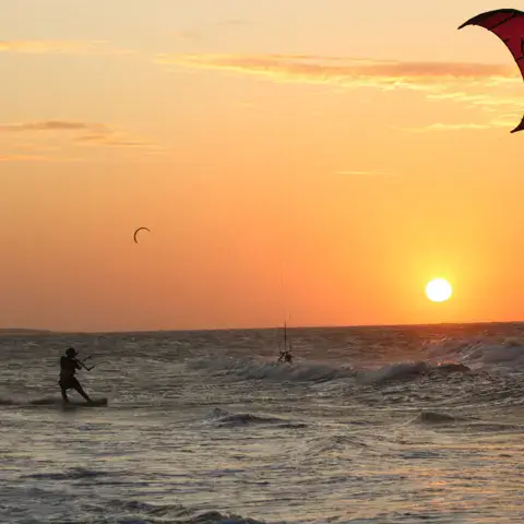 Kite rouge au coucher du soleil sur la mer