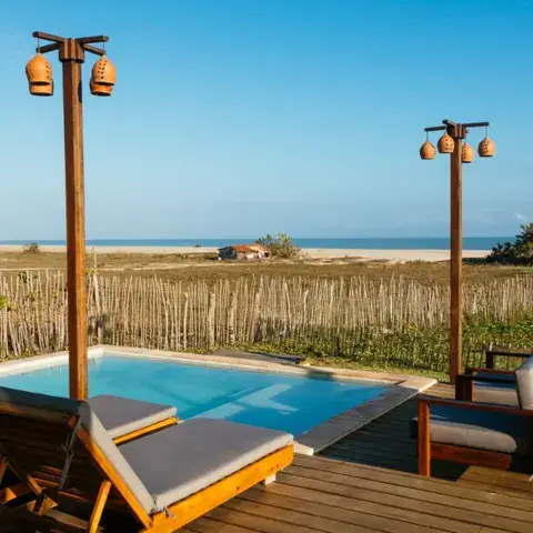 Piscine privée sur un deck face à la mer