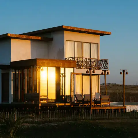 Maison éclairée par le coucher du soleil