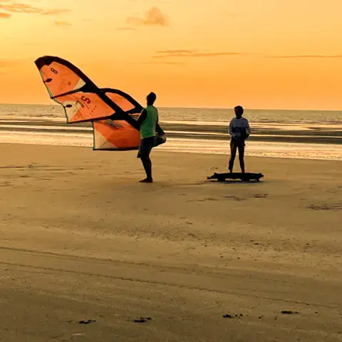 Kite sur la plage au coucher du soleil
