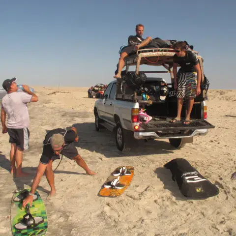 Pick-up chargé de matériel sur la plage