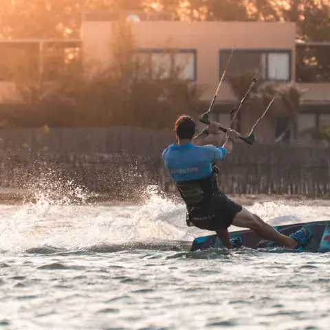 Kitesurfeur en action sur l'eau plate