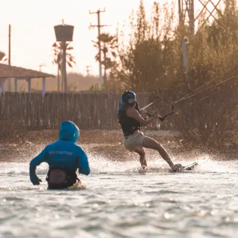 Session de kitesurf dans les eaux peu profondes