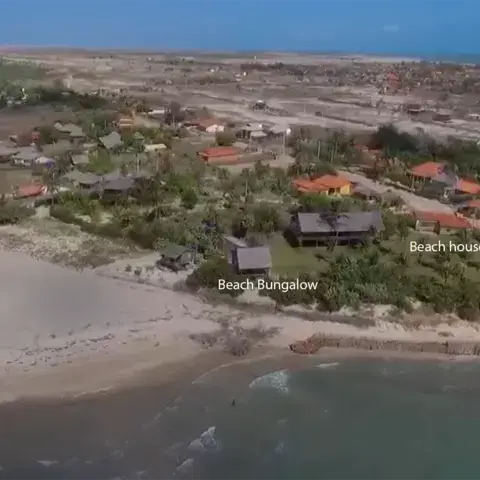 Vue aérienne du village de Macapá et de la plage