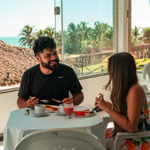 Petit-déjeuner à une table près des baies vitrées