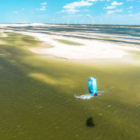 Kitesurfeur sur une lagune à eau plate, vue aérienne