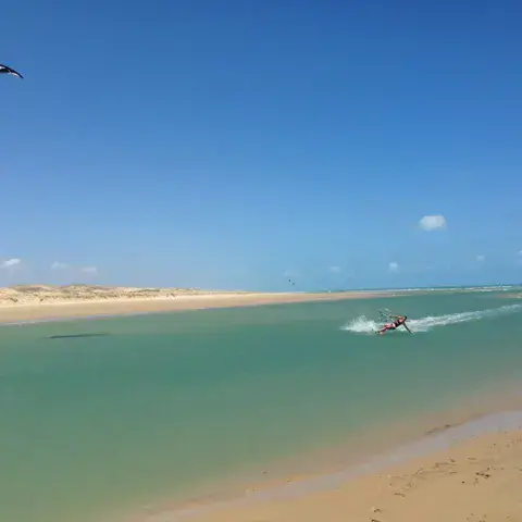 Kitesurfeur en navigation dans un chenal peu profond