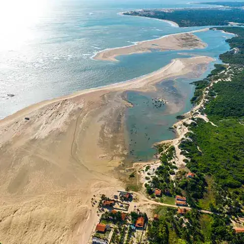 Vue aérienne d'une embouchure, de dunes et d'un village côtier