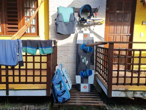 Matériel de kitesurf rangé devant une chambre
