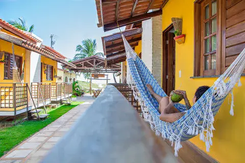 Allée de bungalows avec hamac