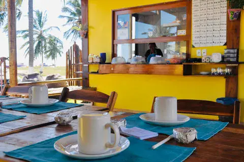 Salle du petit-déjeuner avec vue sur les cocotiers