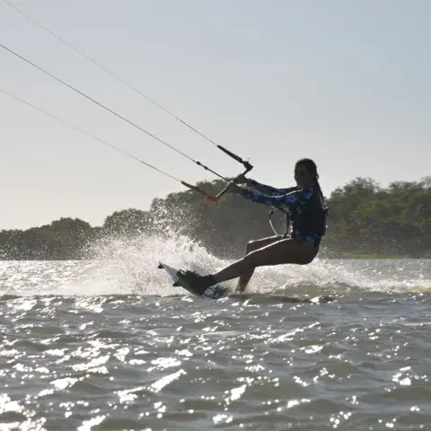 Kitesurfeur en action sur l'eau