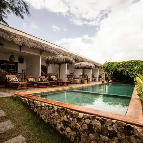 Piscine et espace détente de l'hôtel