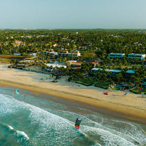 Kitesurfeur sur l'eau devant la plage, vue aérienne
