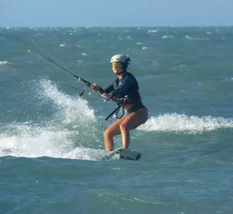 Kitesurfeuse en navigation dans le clapot