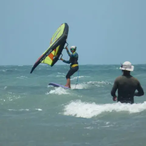 Wingfoiler en action avec un moniteur à proximité
