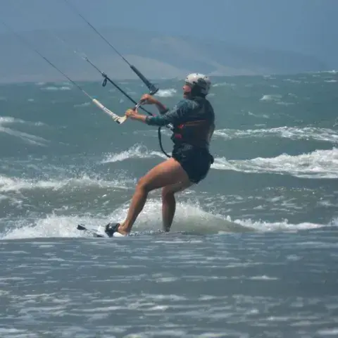 Kitesurfeur en navigation sur une mer à petites vagues