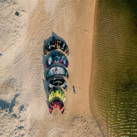 Vue aérienne d'une rivière, d'une plage et de dunes