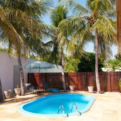 Piscine et terrasse d'une maison de vacances