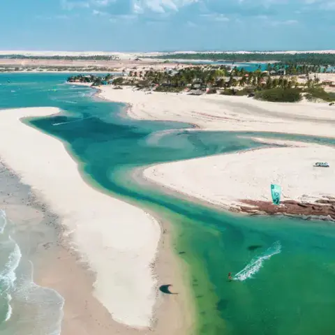 Vue aérienne d'une lagune et de dunes de sable