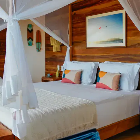 Chambre en bois avec lit à moustiquaire