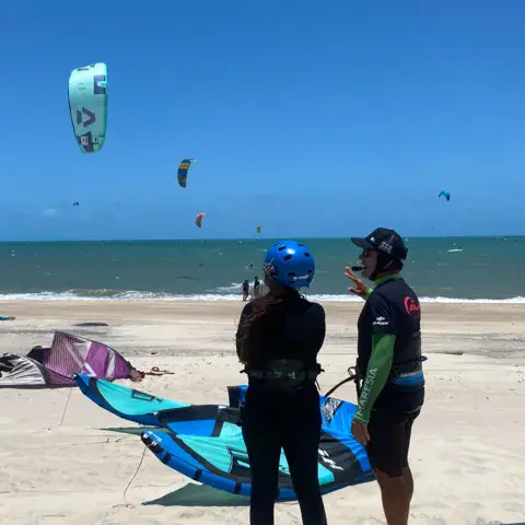 Briefing de cours sur la plage, ailes de kite au sol