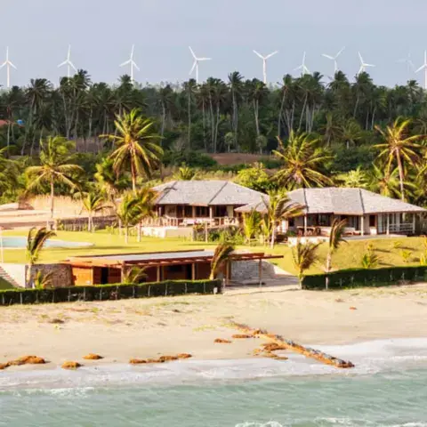 Vue de la plage et des constructions en bord de mer