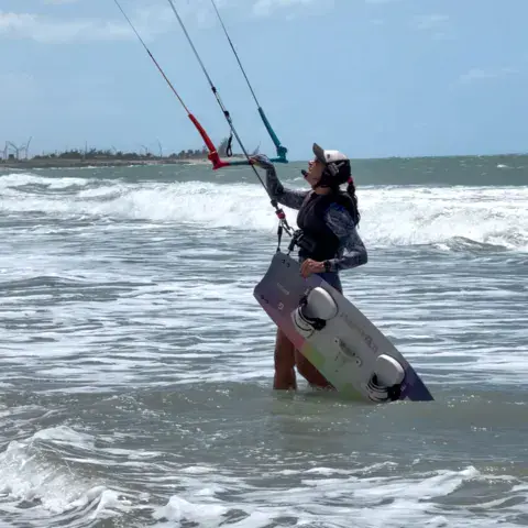 Kiter dans l'eau avec sa planche et ses lignes