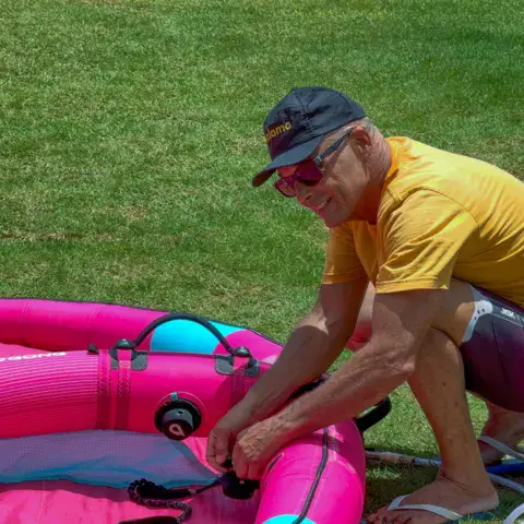 Moniteur gonflant une aile de wing sur l'herbe
