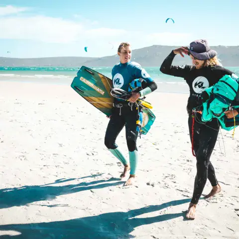 Deux riders avec leur matériel sur la plage