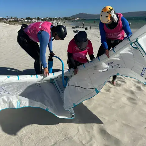 Cours collectif : préparation de la voile sur la plage