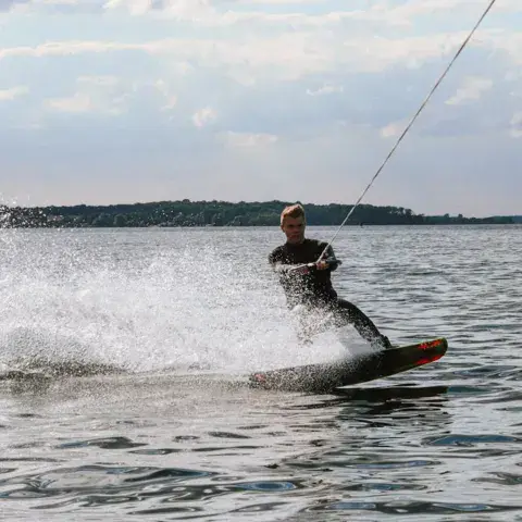 Wakeboard derrière le bateau