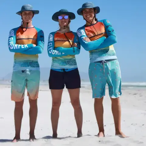 Trois moniteurs sur la plage