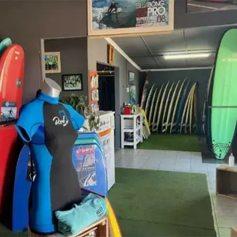 Planches et combinaisons à la boutique