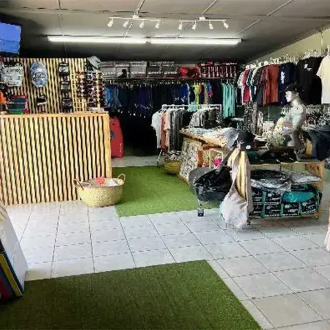 Intérieur de la boutique de surf