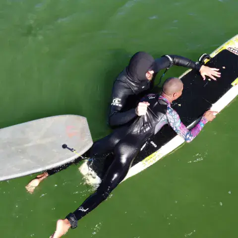 Coach et surfeur sur une planche, vue aérienne