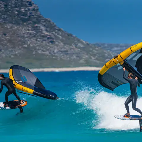 Deux riders de wingfoil sur l'eau