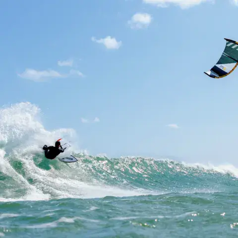 Kitesurfeur dans une vague