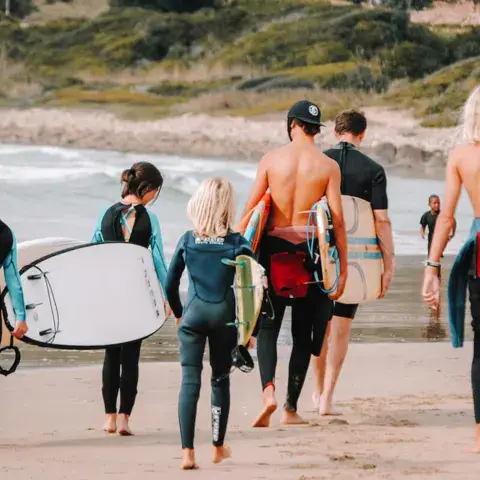 Groupe d'élèves se rendant à l'eau sur la plage