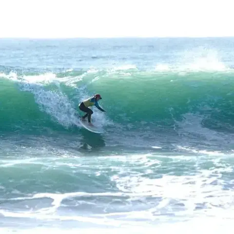 Surfeur sur une vague