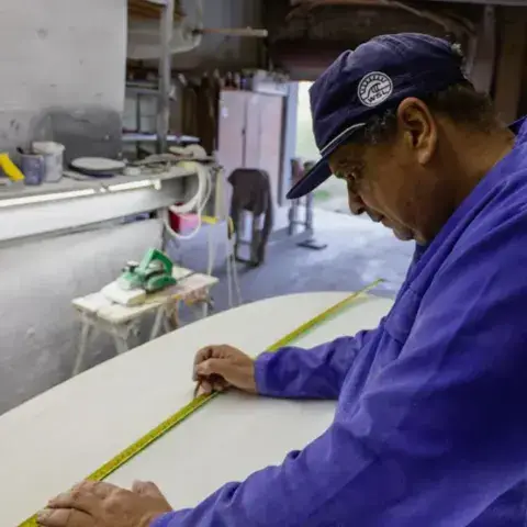 Mesure d'une planche dans l'atelier