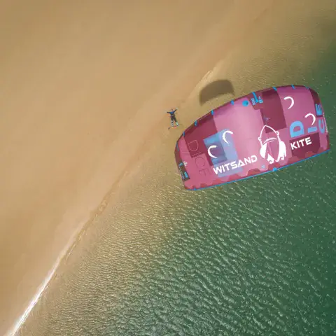 Vue aérienne d'une aile de kite sur un banc de sable et une eau peu profonde