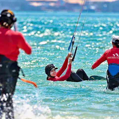 Cours de kitesurf dans l'eau peu profonde