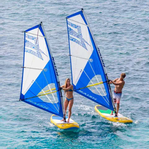 Deux élèves en cours de windsurf